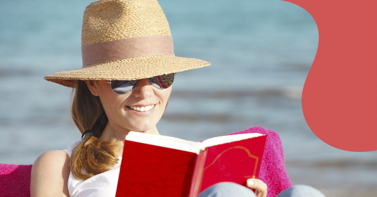 En kvinna som läser bok på stranden