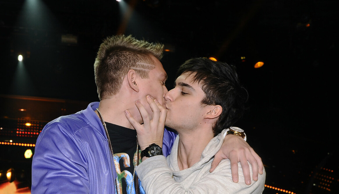 Kärleksfullt värre när det begav sig 2011. I år tävlar Eric mot konkurrenten Danny Saucedo igen. Eric Saade och Danny Saucedos kyss på melodifestivalen 2011.