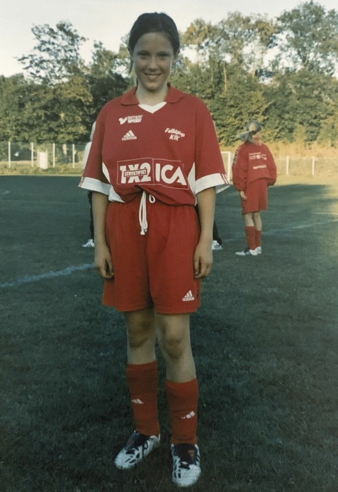 På fotbollsträningarna kunde Erica få en paus från missbruket som pågick i hemmet. Erica Hellberg och organisationen Inte min Match vill hjälpa maskrosbarn som växer upp med föräldrar med missbruk eller psykiska problem.