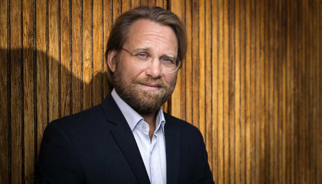 Erik Hemmingsson är överviktsforskare och har bland annat skrivit boken <i>Slutbantat</i>. Foto: Bonnier Fakta/Stefan Tell. Erik Hemmingsson som ar overviktsforskare vid Gymnastik och idrottshogskolan i Stockholm star framfor en vagg.