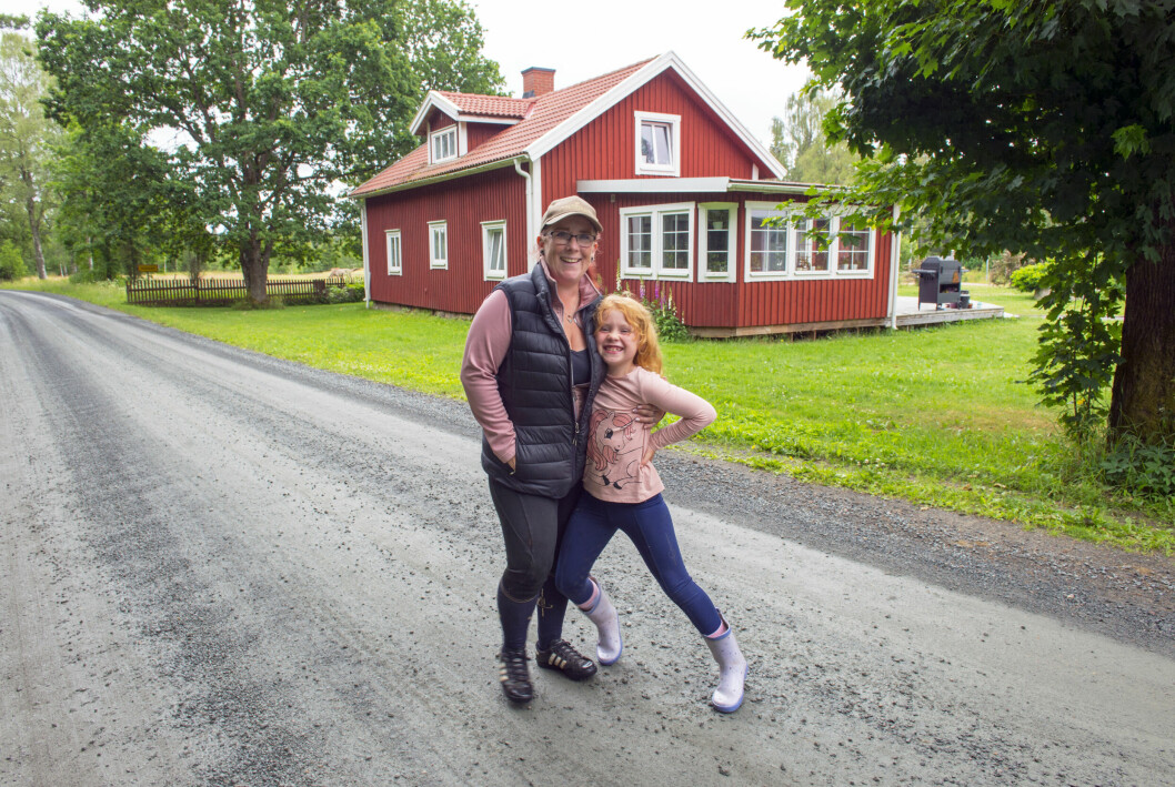 Från Stockholm till djupa skogarna i Småland. En stor förändring för Erika och Eden men de ångrar inte sig en sekund. Erika och Eden står framför sitt hus