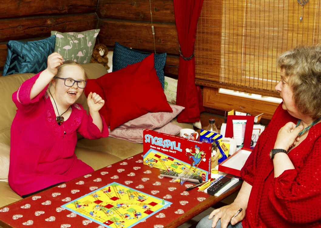 Erika och Sölvi spelar spel tillsammans