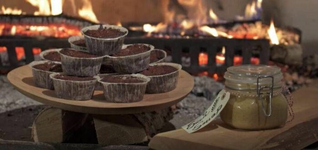 Ernst gör brownies och egen senap i programmet.