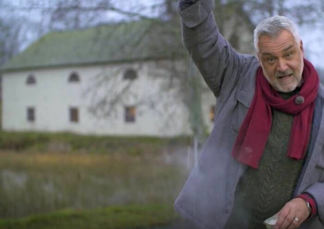 Ernst saltar högt uppifrån.