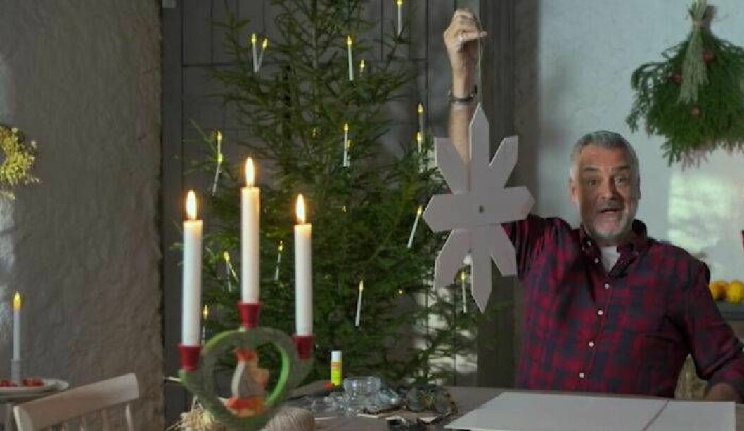 Ernst tillverkar en julstjärna i programmet.