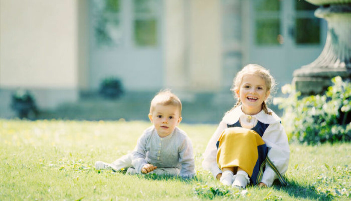 Prins Oscar och prinsessan Estelle har varit söta på foto sedan de var små.
