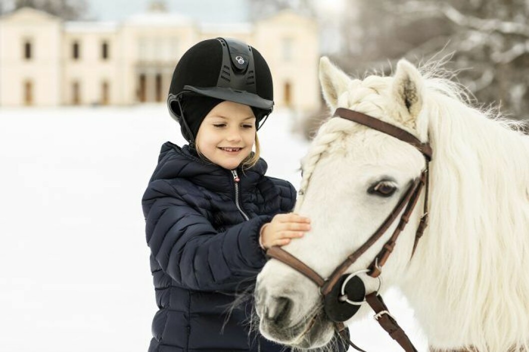 Prinsessan Estelle tillsammans med sin häst Viktor. Viktor bor på Hovstallet, precis som prinsessan Leonores häst. Prinsessan Estelle tillsammans med sin häst Viktor.