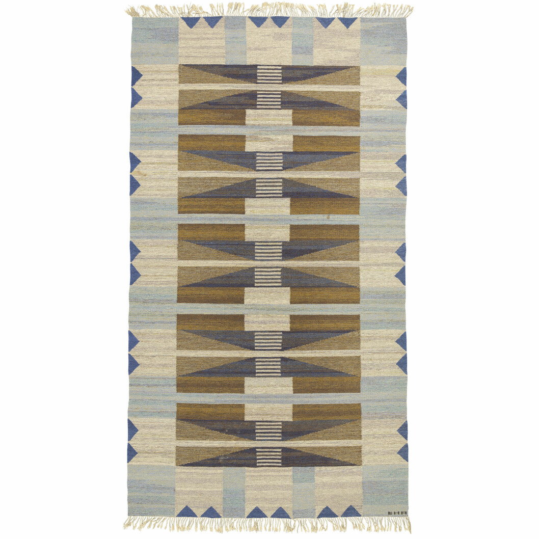 Polykroma, geometriska mönster. Den här rölakansmattan är förmodligen ett verk av Ethel Halvar Andersson. Matta av Ethel Halvar Andersson med mönster i bruna och blåa toner.