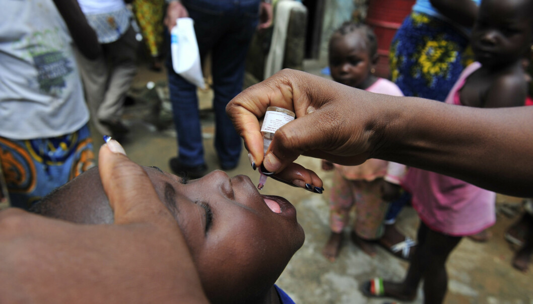 Ett barn vaccineras mot polio.