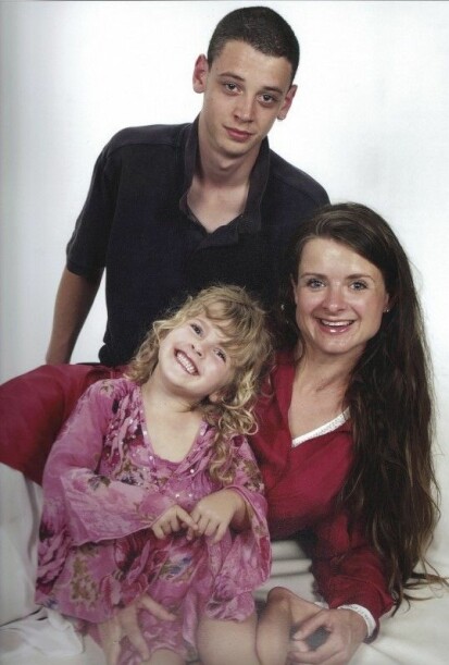 Även när Oscar var härjad av sitt missbruk insisterade hans mamma på att ta familjebilder som vanligt. Foto: Privat Ett familjefoto med Rikke, Oscar och en flicka