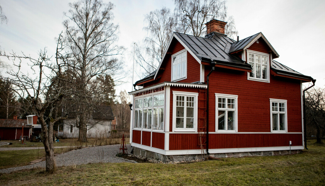 Det tog två år innan Frida och hennes familj kunde flytta in i sitt drömhus. ”Det har varit värt det. Men det gäller att tänka sig för innan man ger sig på ett sådant här projekt”, säger hon. Ett rött hus.