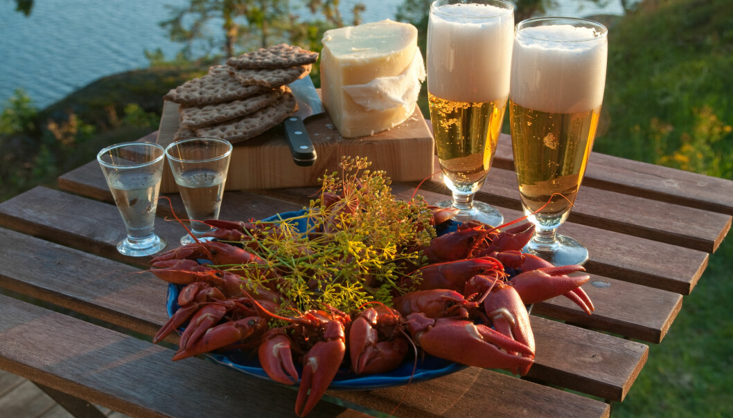 Duka upp utomhus! Har du en trädgård passar det perfekt att sitta där och insupa det sista av sommaren – och samtidigt hålla avståndet. Ett uppdukat bord utomhus med kräftor, öl, snaps, ost och knäckebröd.