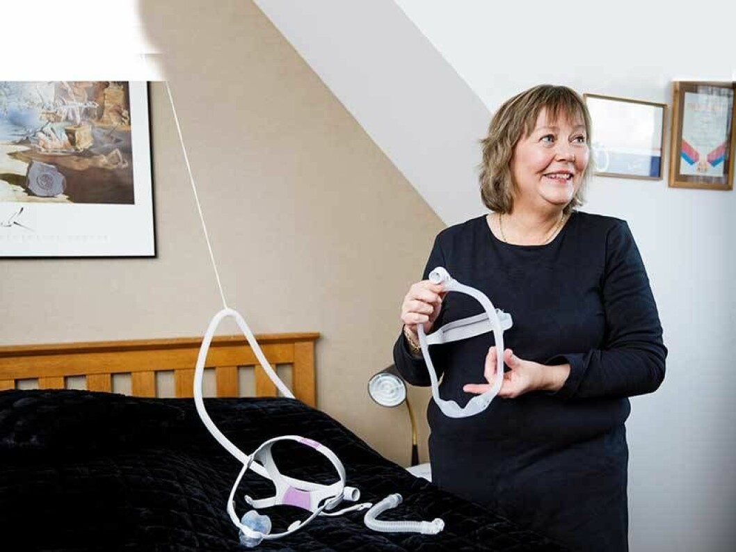 Eva tyckte först att andningsmasken var ett åbäke att sova med, men bestämde sig för att kämpa. Nu har hon knappt några andningsuppehåll alls. Foto: Lars Jansson Eva med sin andningsmask