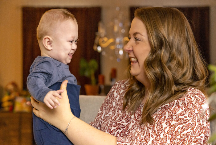 Blicken mellan Even och mamma säger allt. Äntligen kan Ellinor känna en känsla av lycka efter en dramatisk graviditet. Ellinor håller upp Even.