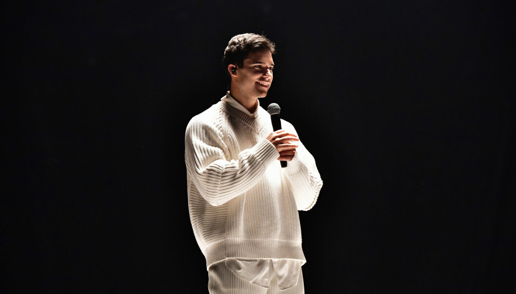Eric Saades väst var en tröja från början. Eric Saade i Melodifestivalen med en stickad tröja.