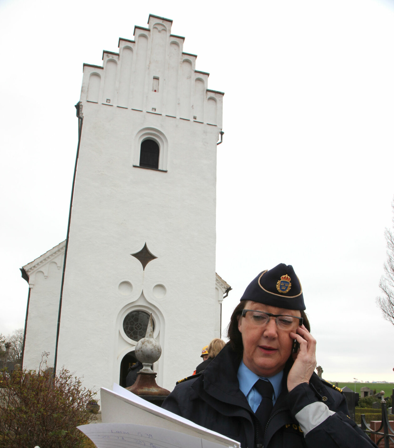 Ständigt i hetluften. Ewa-Gun Westford tar hand om pressen efter en brand i Hammenhög 2010. Ewa-Gun Westford framför en kyrka efter en brand i Hammenhög 2010.