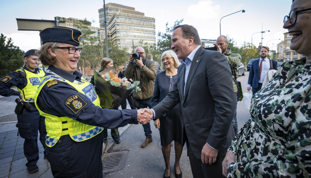 Under ett av sina sista uppdrag som polis under Förintelsekonferensen i Malmö, tackades Ewa-Gun för sina insatser av statsminister Stefan Löfven och hans fur Ulla Löfven. Till höger utbildningsminister Anna Ekström. Ewa-Gun Westford ska gå i pension och tackas av statsminister Stefan Löfven, utbildningsminister Anna Ekström och Ulla Löfven under en konferens i Malmö.