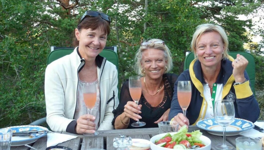 Lena och Carina tillsammans med gemensamma väninnan Ewa-Maria Gustafsson, som de fortfarande är god vän med. Ewa-Maria Gustafsson, Lena Pålsson och Carina Kopriwa äter middag utomhus.