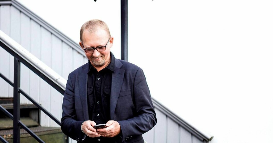 Klart att Sven Rollenhagen, expert på mobiletikett, har en mobil – men han använder den sparsamt. Foto: Linus Lindholm
