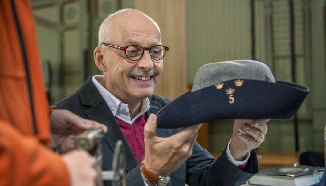 Var sak på sin plats! Uniformspersedlarna har precis som sig bör hamnat hos Max Sjöberg som är expert på vapen och militärhistoria. En rock finns också med, men nu är det huvudbonaden som står i fokus. Foto: Erik Karlsson Experten Max Sjöberg studerar en huvudbonad från en gammal uniform.