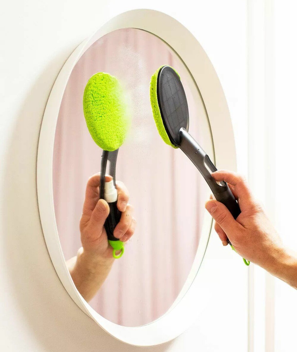 Kvinna putsar spegel med smart glas- och spegelputs.