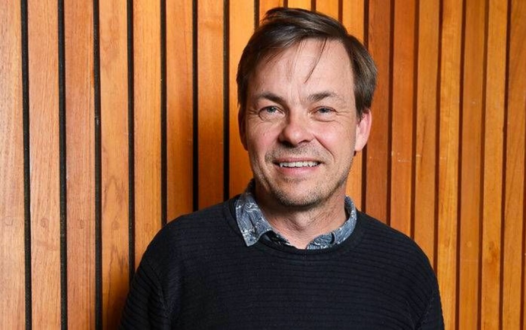Niklas Aronsson har skrivit boken <em>Mata fåglar</em>. Foto: IBL Fågelexperten och författaren Niklas Aronsson.