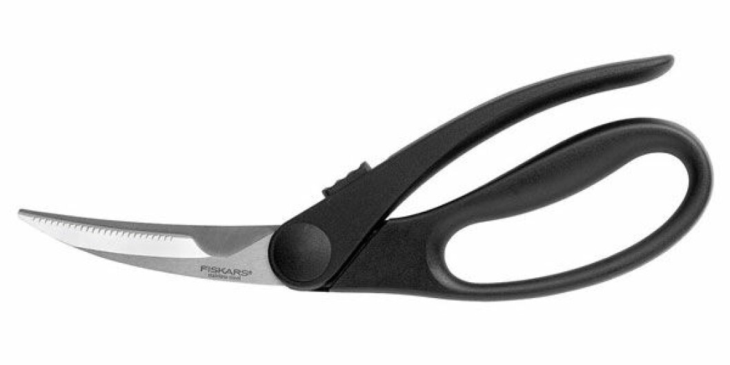 Fågelsaxen från Fiskars klipper med lätthet fågelben och skinn.