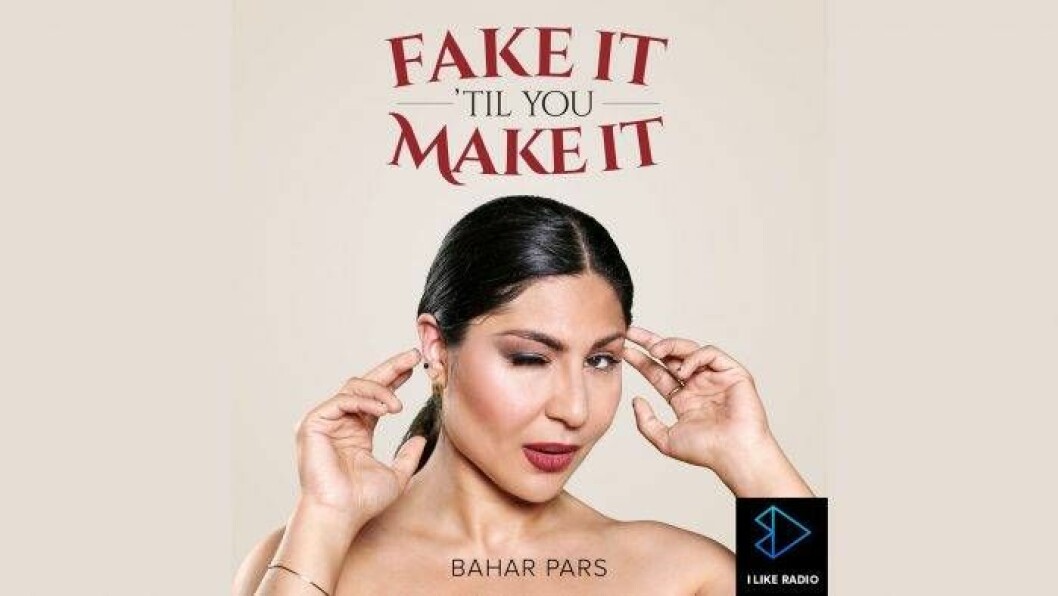 Podden <em>Fake it til you make it</em> har premiär den 30 oktober. Foto: Nordic entertainment group Omslagsbilden för Bahar Pars podd "Fake it til you make it".