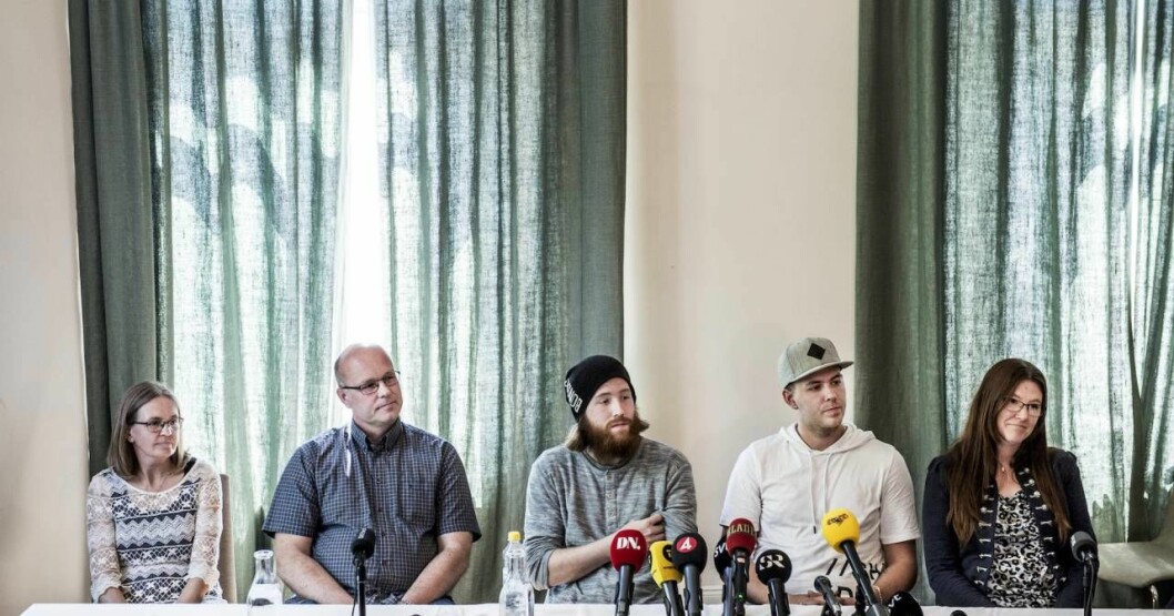 Presskonferens med bröderna Robin Dahlén och Christian Karlsson i maj 2017 då förundersökningen i Kevinfallet återupptogs. Året därpå blev bröderna helt rentvådda. Till vänster styvmamma Eva och pappa Weine Karlsson, till höger mamma Annika Dahlén. Foto: TT Presskonferens med bröderna Robin Dahlén och Christian Karlsson i maj 2017 då förundersökningen i Kevinfallet återupptogs. Året därpå blev bröderna helt rentvådda. Till vänster styvmamma Eva och pappa Weine Karlsson, till höger mamma Annika Dahlén.