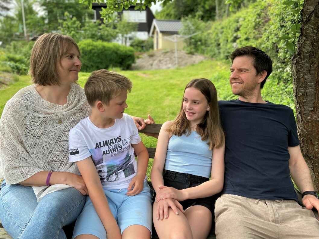 Nu lämnar Charlotta, Alfred, Alice och Stefan Hjelm Sverige för Spanien, för att Alice ska kunna få tillgång till den livsviktiga medicinen. Familjen samlad i trädgården.