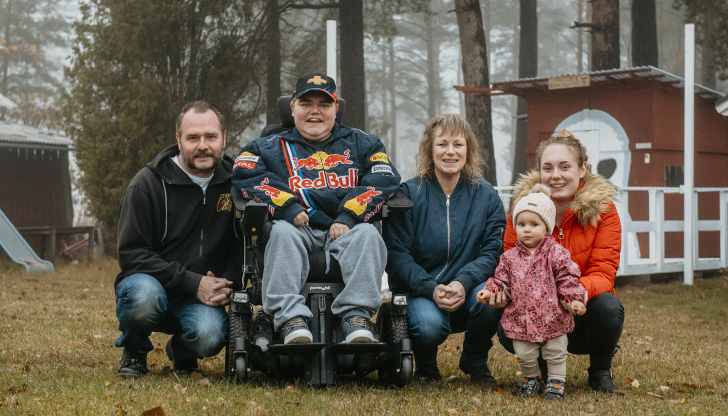 Familjen Aftelöv har en stark sammanhållning, något de till viss del tror att beror på Marcus sjukdom. Här syns Jörgen, Marcus, Lena, Emelie och Emelies dotter Elly ute på gården hemma hos familjen. Familjen Aftelöv står uppradad i sin trädgård. Från vänster syns Jörgen, Marcus, Lena, Elly och Emelie.