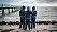 Sofia Eidelins och Johan Holmqvists trillingpojkar Calle, Walter och Vilgot står med ryggen mot kameran och tittar ut över havet.