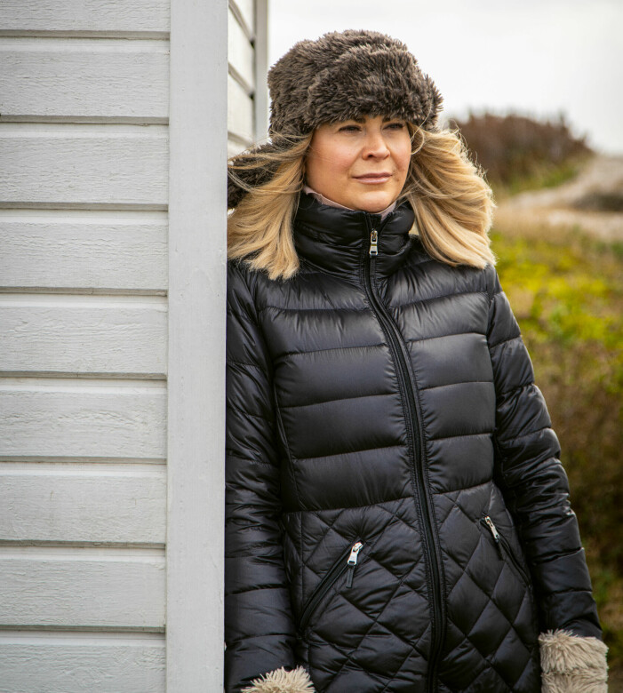 Sofia tyngs emellanåt av skuldkänslor, men är tacksam för alla fina stunder familjen har tillsammans. Sofia Eidelin står lutad mot en badhytt på stranden i Ljunghusen.