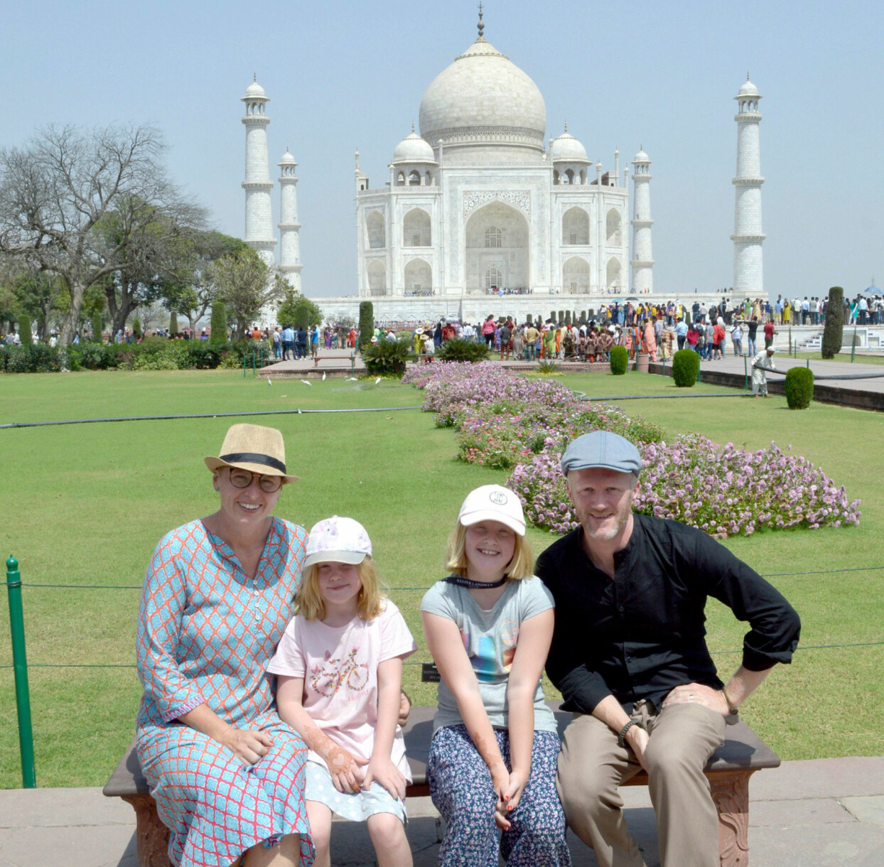 Hela familjen framför Taj Mahaj. Familjen framför Taj Mahal.