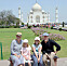 Familjen framför Taj Mahal.