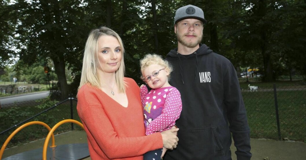 Sanna Komulainen och Hampus Emretsson med lilla Signe. Sanna Komulainen och Hampus Emretsson med lilla Signe som lider av Cohens syndrom.