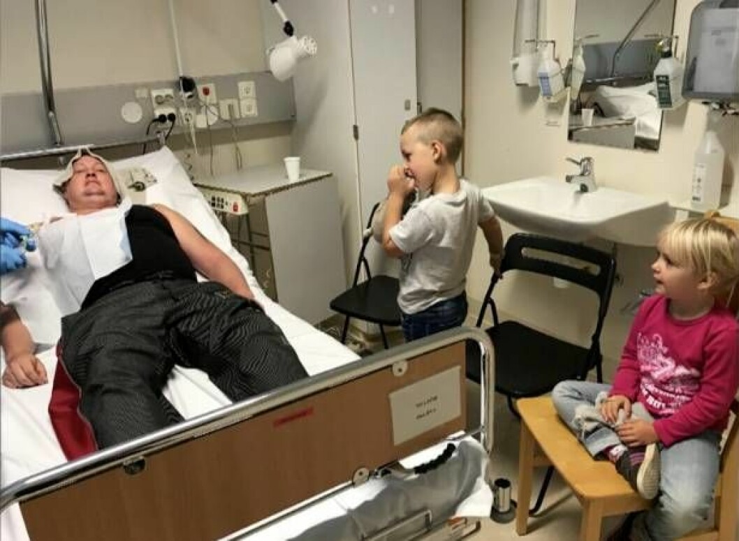 Micke på sjukhuset med barnen Hugo och maja. En upplevelse han hade velat bespara dem. Foto: Kanal 5 Emma och Micke, Sofias änglar