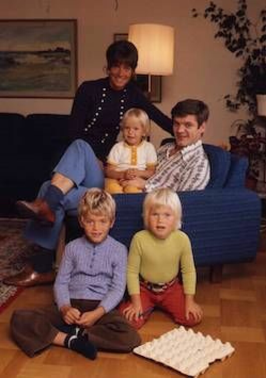 Jesper på en gammal bild med mamma Gertie, pappa Bosse och två av sina systrar.