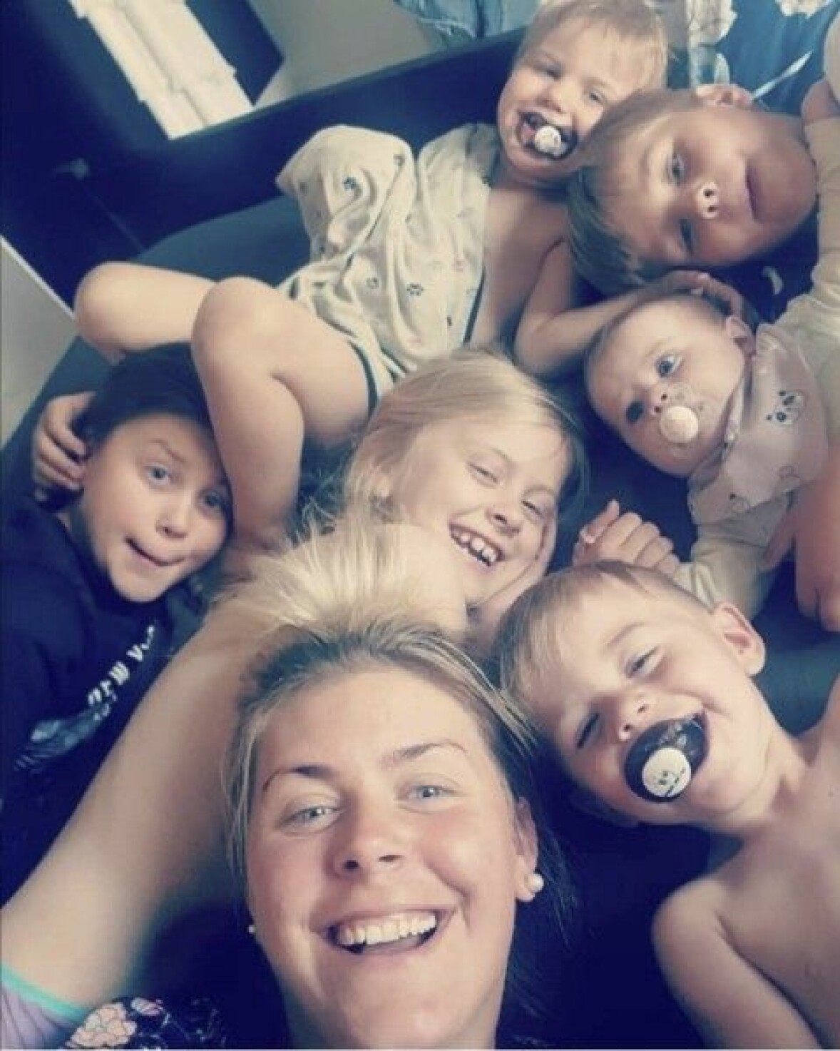 Som en superhjälte förde Emma Schols alla i säkerhet, men blev svårt skadad under insatsen. Emma Schols med alla sina barn som hon räddade ur branden när deras hem blev ett inferno.