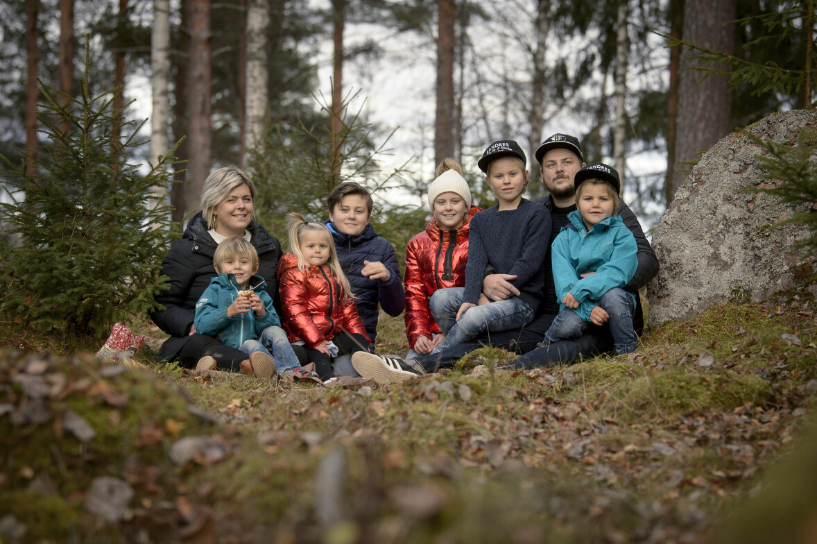 Familjen Schols har gått igenom ett helvete – i Emmas fall nästan bokstavligt talat – men tagit sig stärkta ur det. Från vänster mamma Emma, Oliwer, 4, Mollie, 3, William, 12, Nellie, 10, Melwin, 8, pappa Anders och Albin, 5 år. Familjen Schols sitter i skogen innan branden i deras hus förändrade livet.