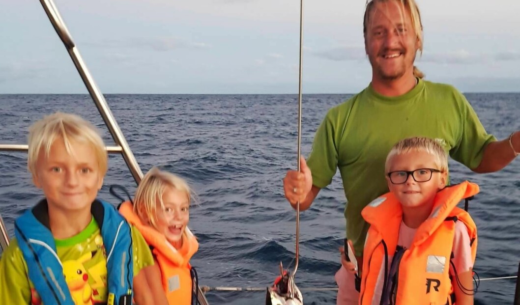 Familjen visade sig vara en fena på att fiska. Största fångsten på Atlanten hittills är en tonfisk på elva kilo. Foto: privat Familjen fiskar