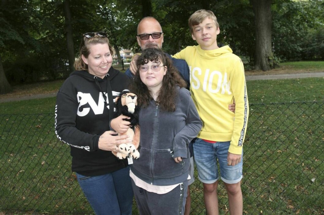 Familjen Vahlman/Dahlin och de andra familjerna fann varandra via Facebook. Familjen Vahlman/Dahlin som också drabbats av Cohens syndrom.