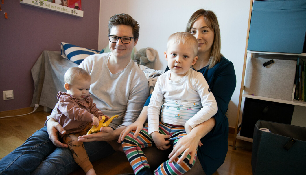 Hela familjen samlad: Alice pappa i Simons famn och Melvin i mamma Thereses famn. Foto: Minna Wallén-Widung Familjen Ström i lägenheten hemma i Varberg: Alice, Simon, Melvin och Therese.