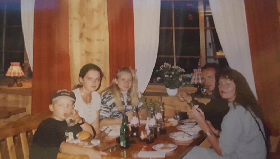 – Det hände alltid något, vi var alltid många runt matbordet. Det var en upplevelse som var större än oss själva, och som stärkte familjen, säger Maria. Foto: Familjen vid matbordet.