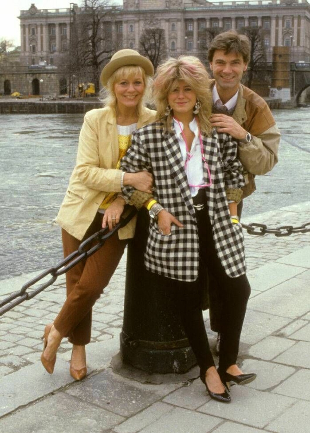 Christina Schollin och hans Wahlgren har alltid funnits där för dottern Pernilla. Här ett exempel från 1985. Foto: Roger Tillberg/TT Christina Schollin, Hans Wahlgren och Pernilla Wahlgren 1985