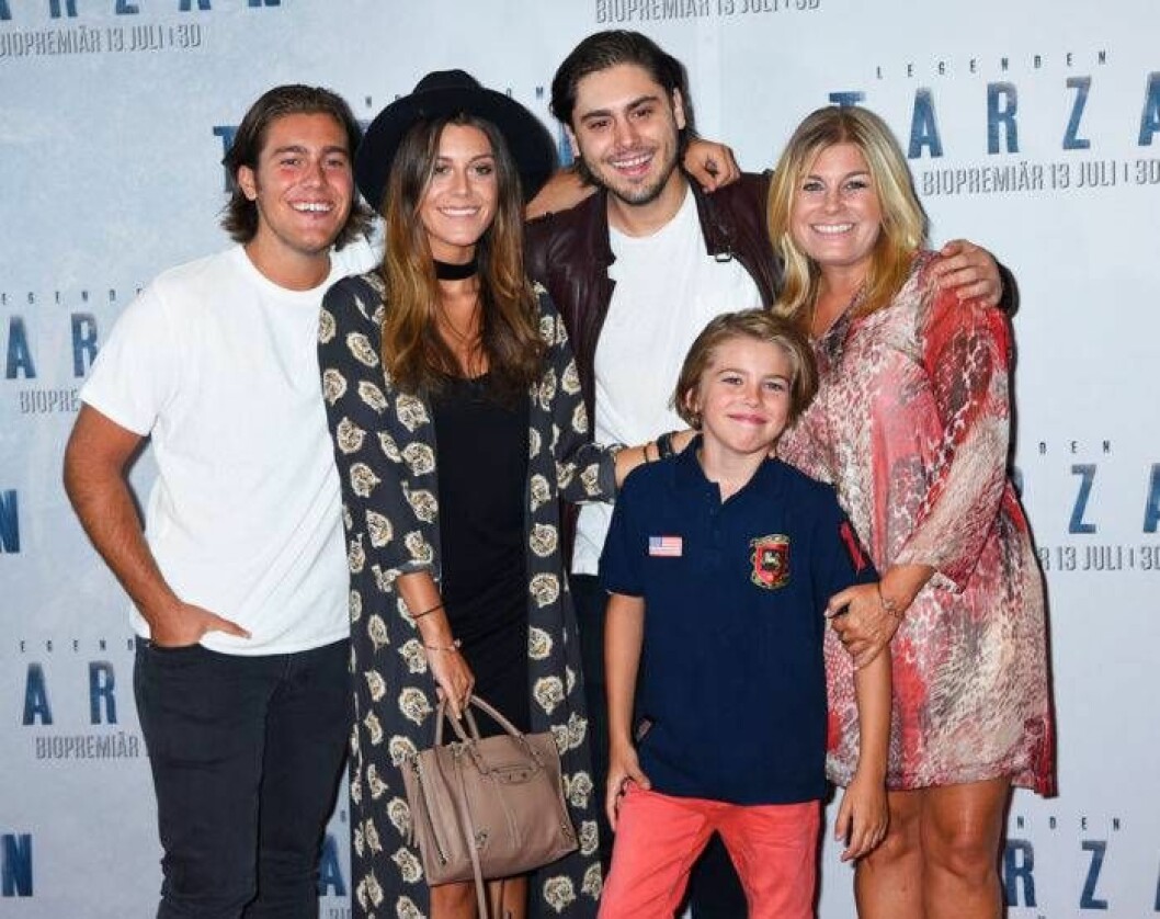 Benjamin Ingrosso tillsammans med systern Bianca, storebror Oliver, lillebror Theo och mamma Pernilla Wahlgren. Foto: Karin Törnblom/IBL Bildbyrå Benjamin Ingrosso tillsammans med systern Bianca, storebror Oliver, lillebror Theo och mamma Pernilla Wahlgren. Bild: Karin Törnblom/IBL Bildbyrå