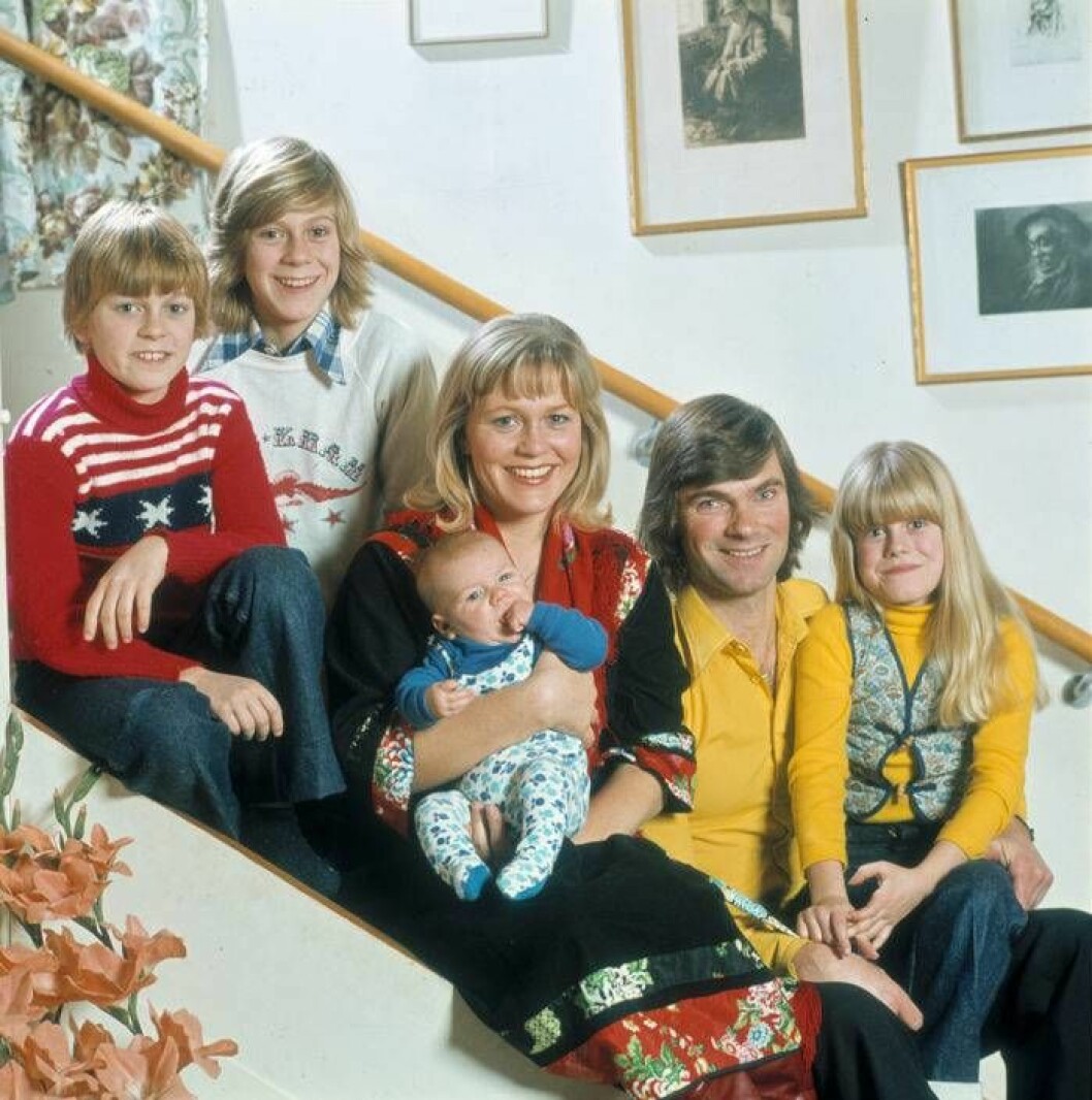 En yngre upplaga av nöjesfamiljen Wahlgren: Niclas Wahlgren, Peter Wahlgren, Christina Schollin, Linus Wahlgren, Hans Wahlgren och Pernilla Wahlgren. Bild: Tre fotografer/IBL Niclas Wahlgren, Peter Wahlgren, Christina Schollin, Linus Wahlgren, Hans Wahlgren och Pernilla Wahlgren.