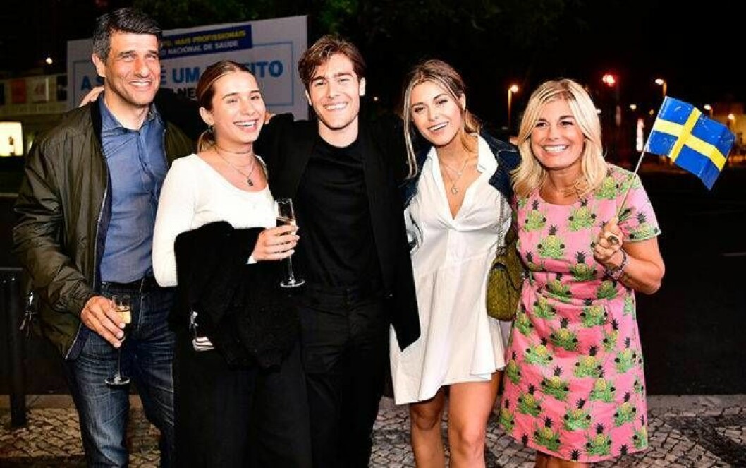 Stefan Widmark, Linnea Widmark, Benjamin Ingrosso, Bianca Ingrosso och Pernilla Wahlgren på plats i Portugal. Foto: IBL Bildbyrå Stefan Widmark, Linnea Widmark, Benjamin Ingrosso, Bianca Ingrosso och Pernilla Wahlgren på plats i Portugal inför Eurovision song contest.