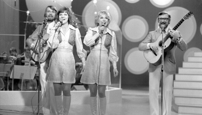 Family Four, fr v Pierre Isacsson, Agnetha Munther, Marie Bergman och Berndt Öst vann för andra året i rad 1972.m Family Four på scenen.