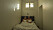 Ett par i en säng på ett fängelsehotell i Västervik.
